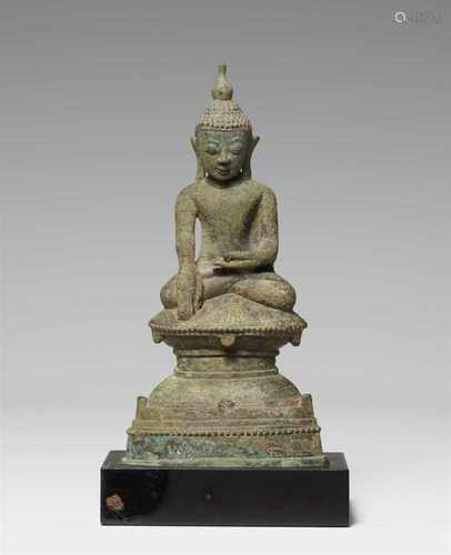 Buddha. Bronze. Birma. 18./19. Jh.Im Meditationssitz auf einem hohen sanduhrförmigen Sockel, die