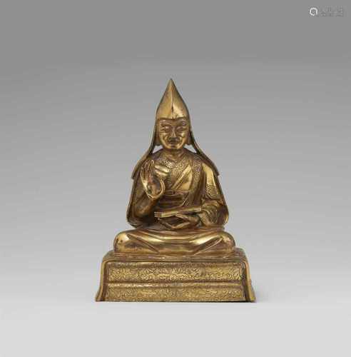 Gelugpa lama. Feuervergoldete Bronze. Sinotibetisch. 18. Jh.In Mönchsgewänder und den pan zhwa-Hut