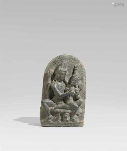 Stele eines Uma Maheshvara. Schwarzgrauer, granitartiger Stein. Nordost-Indien. 9./10. Jh.Shiva