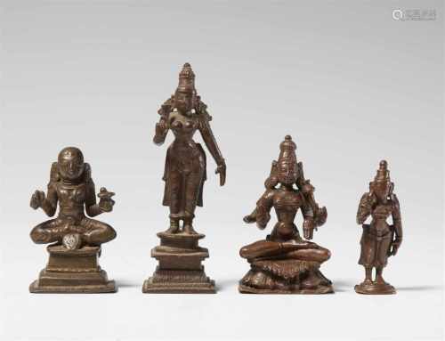 Vier Figuren von Gottheiten. Bronze. Südindien. 17./19. Jh.a) Gottheit mit Gebetskette und yoni