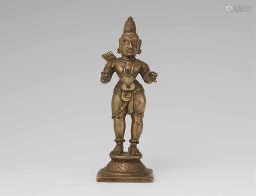 Figur des Rama. Gelbguss. Zentralindien, Maharashtra. 17./18. Jh.Reich geschmückt stehend auf