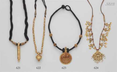 Rundes Amulett aus Gold an schwarzer Kordel. Gujarat, Kachch, Dorf KodkiDie Scheibe schauseitig