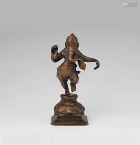 Tanzender vierarmiger Ganesha. Kupferfarbene Bronze. Südindien. 19./20. Jh.Auf einem Bein auf