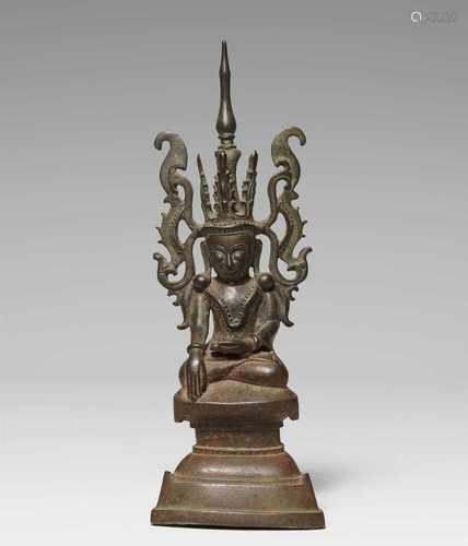 Jambhupati-Buddha. Bronze. Birma. 18./19. Jh.Im Meditationssitz auf einem gestuften, sanduhrförmigen