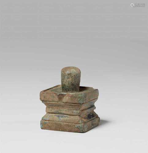 Kleiner linga-Altar. Bronze. Kambodscha oder Thailand. Ca 12. Jh.Über einem viereckigen,