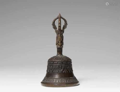 Glocke (ghanta). Bronze und Glockenmetall. TibetDer Glockenkörper geschmückt mit zwei vajra-