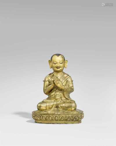 Große Figur eines lama. Feuervergoldete Bronze. Tibet. 17./18.Jh.Der Mönch mit unbedecktem Haupt