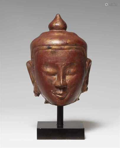 Kopf eines Buddha. Stein, rotbraun überlackiert. Birma. 19./20. Jh.Schmaler Kopf, über den glatten