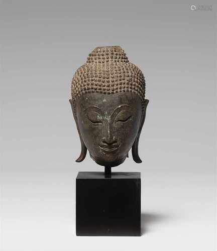 Kleiner Kopf eines Buddha. Bronze. Thailand. 15./16. Jh.Schmaler Kopf mit stark geschwungenen Brauen