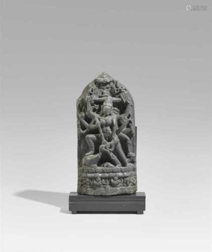 Stele der Durga Mahishasuramardini. Schwarzer Chlorith. Nordost-Indien. 11./12. Jh.Die sechsarmige