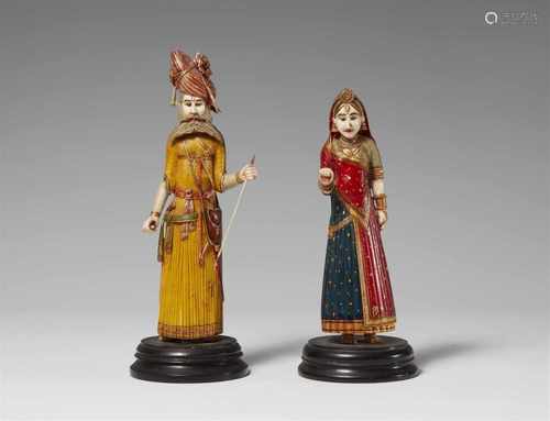 Zwei Figuren eines vornehmen Paares. Elfenbein, polychrom bemalt. Nordwestindien, Rajasthan. 20.