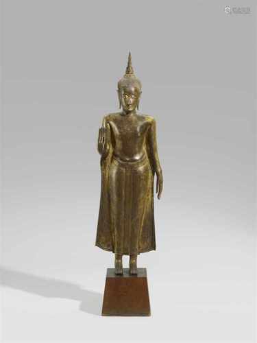 Große Figur eines Buddha. Bronze. Thailand, im Ayutthaya-Stil. 16./17. Jh.Breitschultrig stehend,