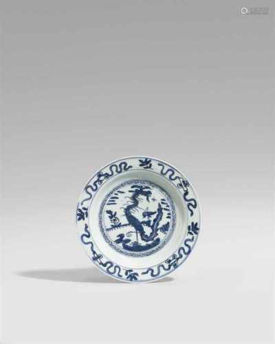 Blau-weißer Teller. Wanli-Periode (1572-1620)Teller mit gerundeter Wandung und fast waagerechter