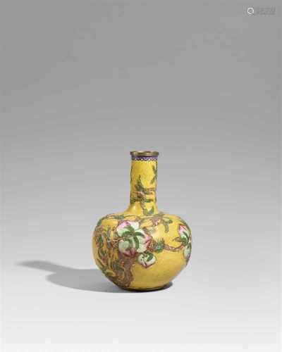 Neun-Pfirsich Vase. Email champlevé. Um 1900Bodenmarke in émail cloisonné: YuanshantangUm den