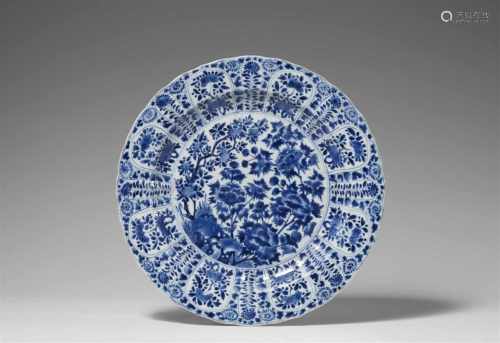 Großer, blau-weißer Teller. Kangxi-Periode (1662-1722)Großer Teller mit schräger Fahne und
