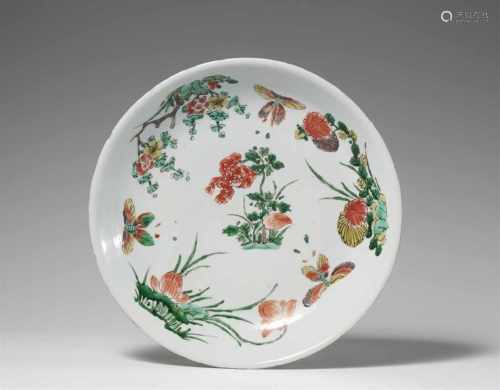 Große wucai-Schale. Kangxi-Periode (1662-1722)Auf doppeltem Fußring Schale von saucer-Form,