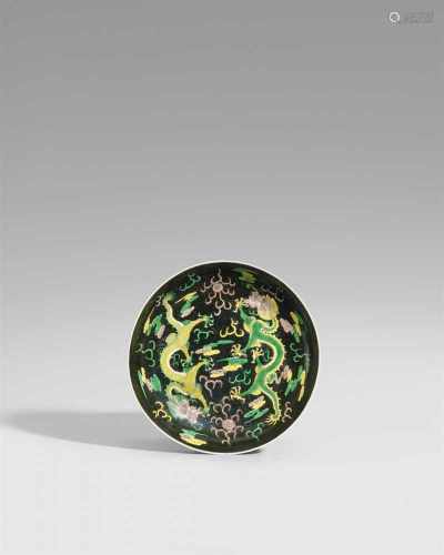 Schwarzgrundige Drachenschale. Guangxu-Periode (1874-1908)Sechszeichenmarke Guangxu und aus der