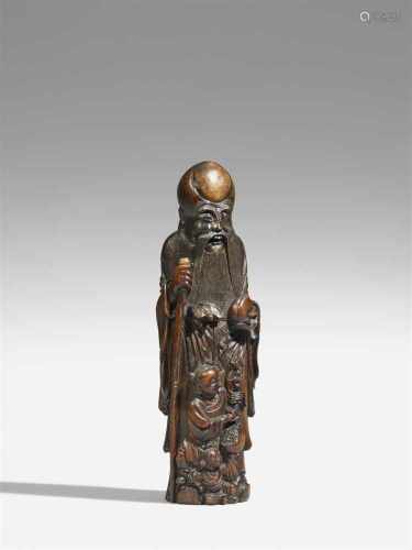 Figur des Shoulao. Bambus. Um 1900Stehend mit einem Pfirsich, Fledermaus und einem Stab, vor ihm