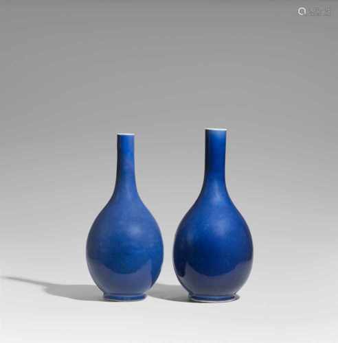 Zwei große Vasen mit kobaltblauer Glasur. 18. Jh.Flaschenvasen, ganz bedeckt mit einer a) matten und