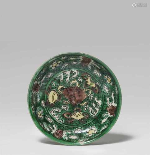 Kleine émail sur biscuit-Schale. Kangxi-Periode (1662-1722)Flache Schale, auf unglasiertem