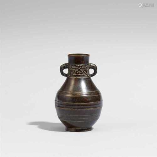 Kleine Vase. Bronze Ming-ZeitEiformig mit horizontalen Rillen, um den Hals in gegossenem Relief