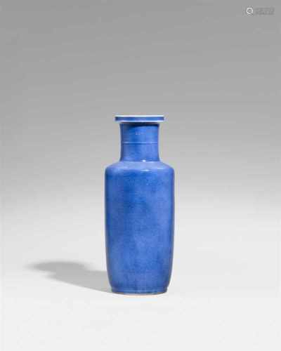 Große Rouleauvase mit puderblauer Glasur. Kangxi-Periode (1662-1722)Walzenförmige Vase mit
