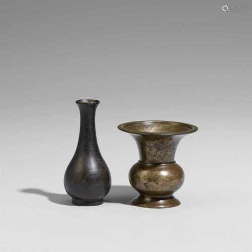 Zwei kleine Gefäße. Bronze. Ming-/Qing-Zeita) Schwere birnförmighe Vase. Ming-Zeit. b) Gefäß in Form
