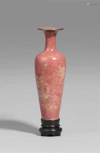 Peachbloom Guanyin-Vase. Kangxi-Periode (1662-1722)Sechszeichenmarke Kangxi und aus der ZeitVase von