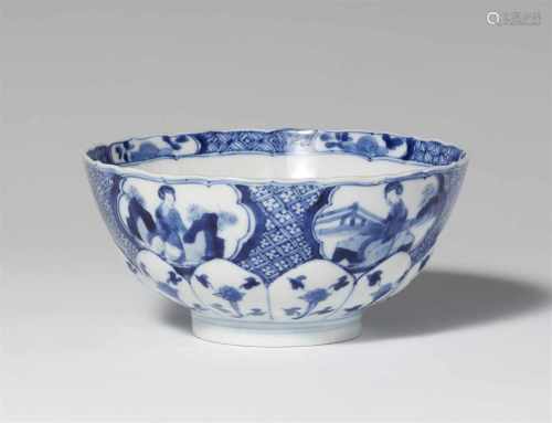 Blau-weiße Schale. Kangxi-Periode (1662-1722)Schale mit blütenblattförmig gemodelter Wand und