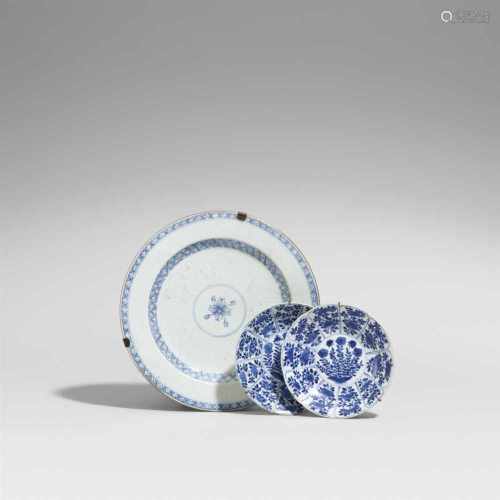 Blau-weißer Teller mit Ritzdekor und zwei Schälchen. 17./18. Jh.a) Teller mit zentralem Lotosmotiv