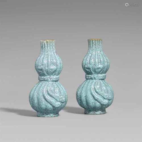 Paar kleine Vasen mit robin's egg-Glasur. 18./19. Jh.Vasen von Doppelkürbisform mit geriffelter