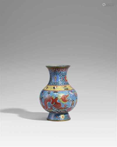 Birnförmige Vase. Email cloisonné. Um 1900Dekoriert mit zwei Drachen und Emblemen über lishui, auf