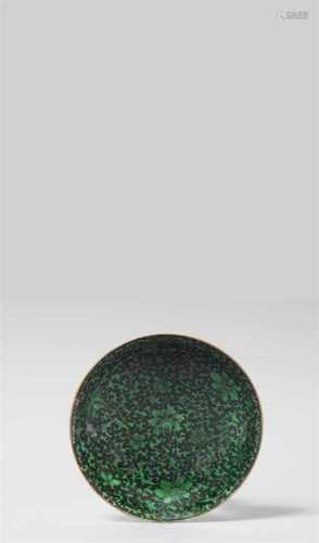 Famille noire-Schale mit grünem Dekor. Qianlong-Periode (1735-1796)Sechszeichen Siegelmarke Qianlong