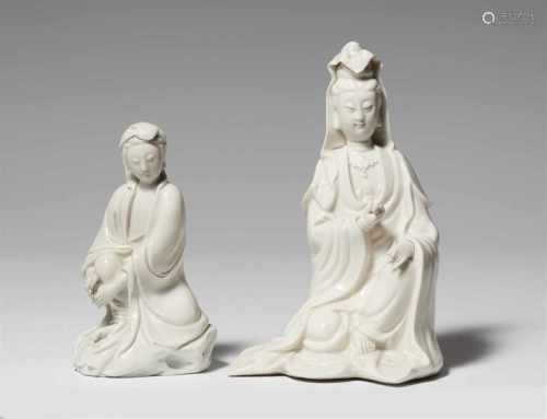 Zwei blanc de Chine-Figuren einer GuanyinSitzende Guanyin, ganz bedeckt mit einer cremeweißen