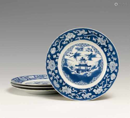 Vier blau-weiße Teller. Kangxi-Periode (1662-1722)Teller mit leicht schräger Fahne, dekoriert in
