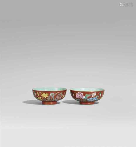 Paar korallgrundige famille rose-Schalen. Qing-Zeit (1644-1911)Runde Schale mit flach gerundeten
