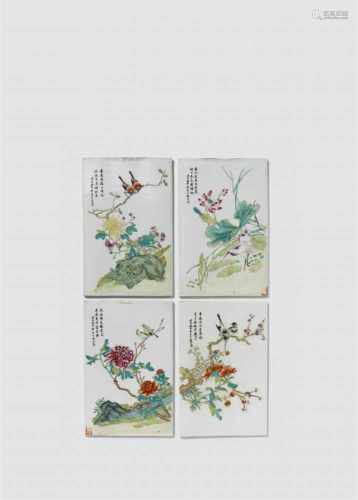 Vier famille rose-Porzellanplatten mit den Blumen der Vier JahreszeitenHochrechteckige Platten,