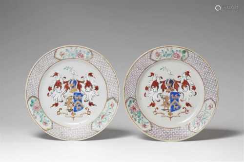 Zwei famille rose-Wappenteller. Yongzheng-Periode (1722-1735)Dekoriert in der Farben der famille