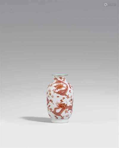 Kleine Vase mit eisenroten Drachen. Qing-Zeit (1644-1911)Gestreckt eiförmige Vase mit tailliertem