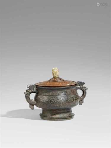 Sehr großes Gefäß vom Typ gui. Bronze. Ming/Qing-Zeit, 16./17. Jh.Auf hohem Fuß bauchiger Korpus mit