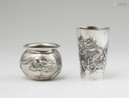Zwei kleine Gefäße. Silber. Um 1900a) Hoher Becher. In Relief laufender Drache. Gestempelt: WH (Wang