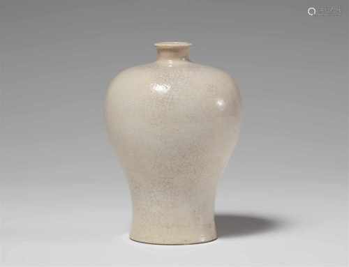 Weiß-glasierte Vase mit DrachendekorMeiping-Form, auf der Wandung umlaufend dekoriert mit einem