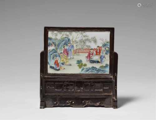 Kleiner famille rose-Tischstellschirm. Späte Qing-Zeit (1644-1911)Von rechteckiger Form, das
