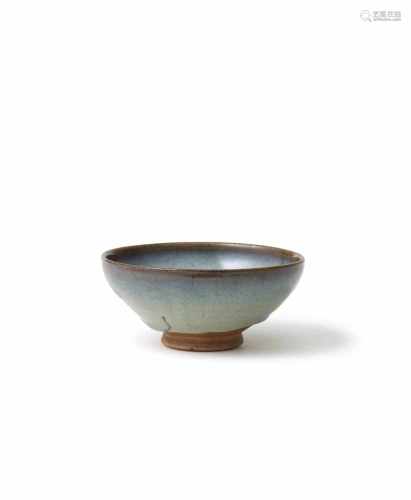 Schale. Junyao. Jin-/Yuan-Zeit, 13./14. Jh.Schale mit gewölbter Wand. Bräunlicher Steinzeugscherben,