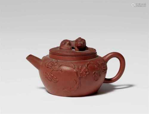 Kleine Yixing-Kanne. Qing-Zeit (1644-1911)Flachrundes Kännchen, dekoriert mit plastischem