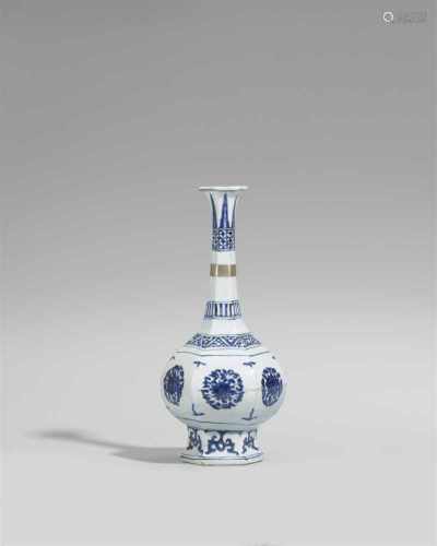 Blau-weiße Flasche für den islamischen Markt. Jiajing-Periode (1522-1566)Sechskantige Birnform mit