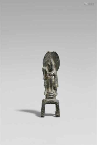 Kleine Guanyin-Figur. Bronze. Sui-ZeitAuf hohem, vierbeinigem Sockel, in den Händen Flasche und