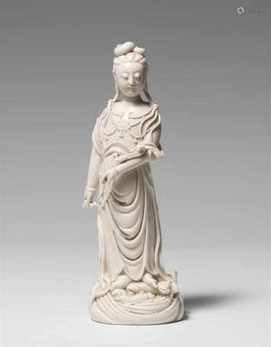 Blanc de Chine-Figur einer Guanyin. Qing-Zeit (1644-1911)Stehende Guanyin, ganz bedeckt mit einer
