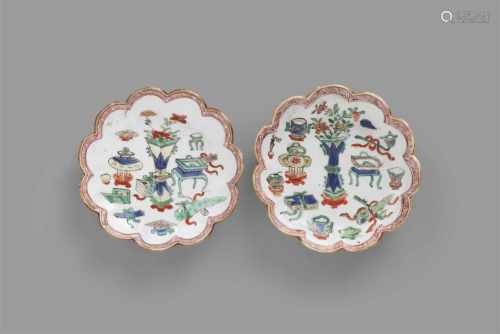 Zwei Famille verte-Untertassen. Kangxi Periode (1662-1722)Mit geriffelte Wandung, dekoriert in den