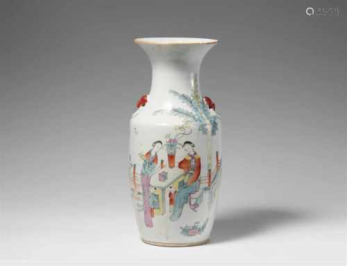 Famille rose-Vase. Frühes 20. Jh.Zylindrischer Körper, zum Boden sich verjüngend, mit